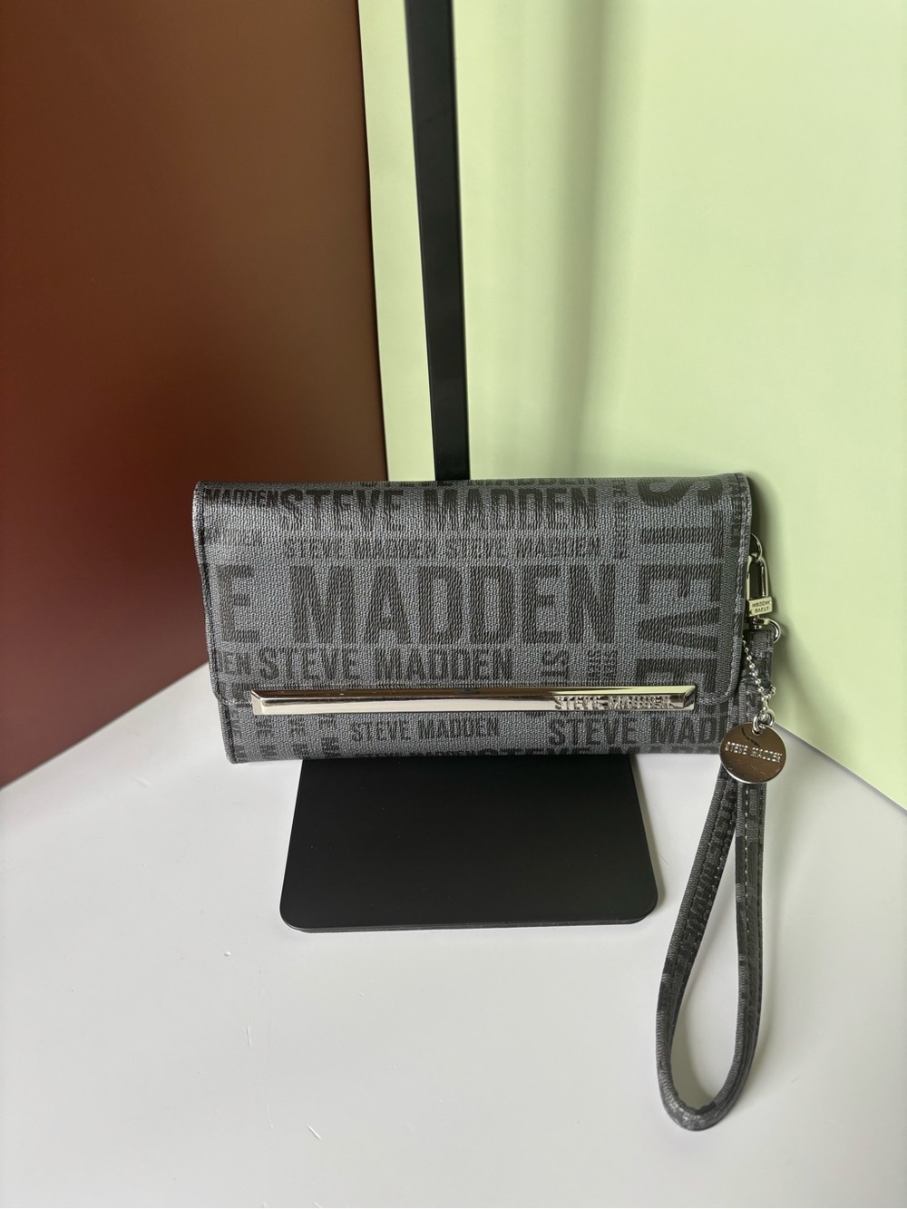 STEVE MADDEN Gray Logo Bar Wristlet with Removable Strap